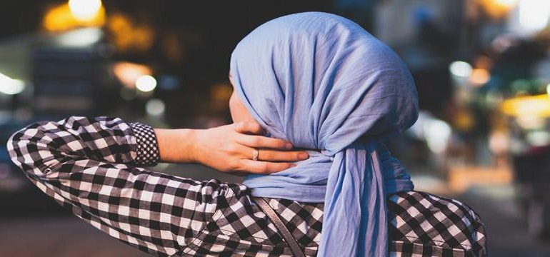 Tips Mengatasi Masalah Rambut Wanita Berhijab Berdasarkan Karakter Rambutnya